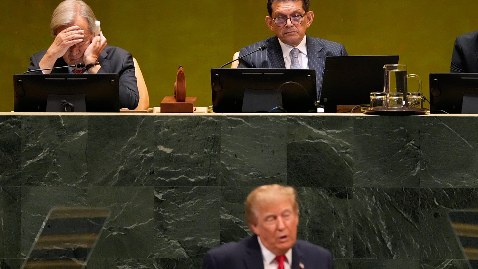 El secretario general de la ONU, Antonio Guterres, arriba a la izquierda, escucha junto al presidente del 81º periodo de sesiones de la Asamblea General.