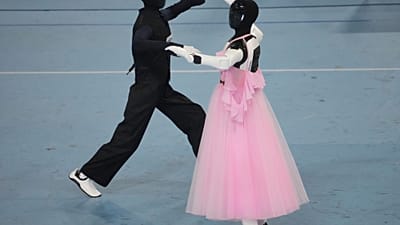 Des robots humanoïdes s'affrontent dans une épreuve de danse lors des Jeux mondiaux de robots humanoïdes à Pékin, mardi 25 août 2026.