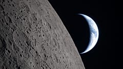 A tripulação da Artemis II registou esta imagem quando a Terra se punha por detrás da Lua durante uma passagem lunar, em 6 de abril de 2026