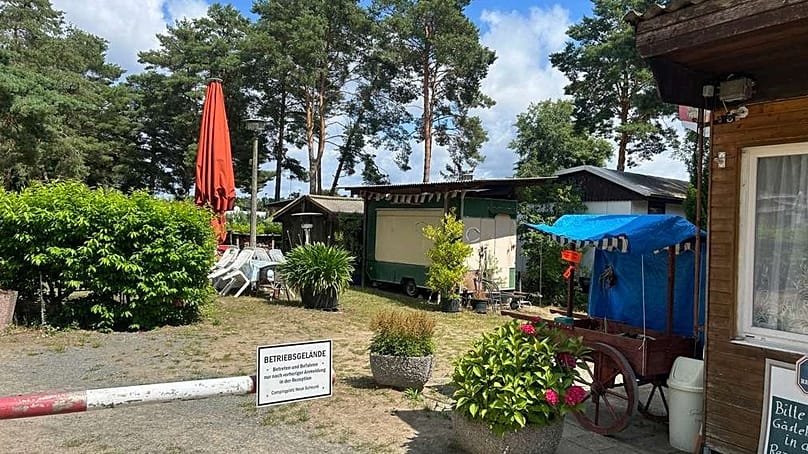 An der Einfahrt zum Campingplatz sind schon die ersten Bungalows zu sehen.