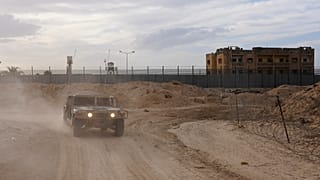 جنود إسرائيليون على محور فيلادلفيا عند الحدود مع مصر في رفح جنوبي قطاع غزة، 8 ديسمبر/كانون الأول 2025.