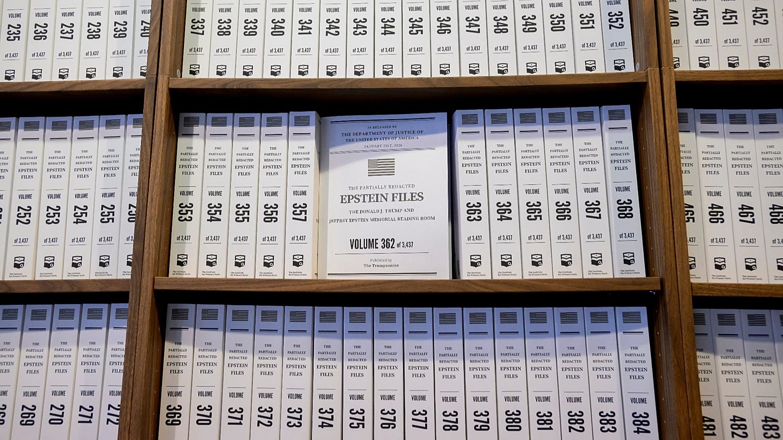 Una parte de los aproximadamente 3,5 millones de páginas de registros públicos del caso Epstein se exhibe en Washington, 9 de junio de 2026