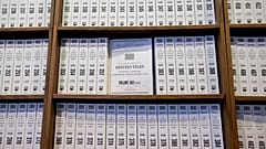 Parte das cerca de 3,5 milhões de páginas de registos públicos do processo Epstein está em exibição em Washington, 9 de junho de 2026
