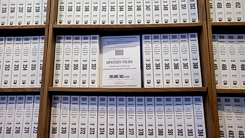 Una parte de los aproximadamente 3,5 millones de páginas de registros públicos del caso Epstein se exhibe en Washington, 9 de junio de 2026