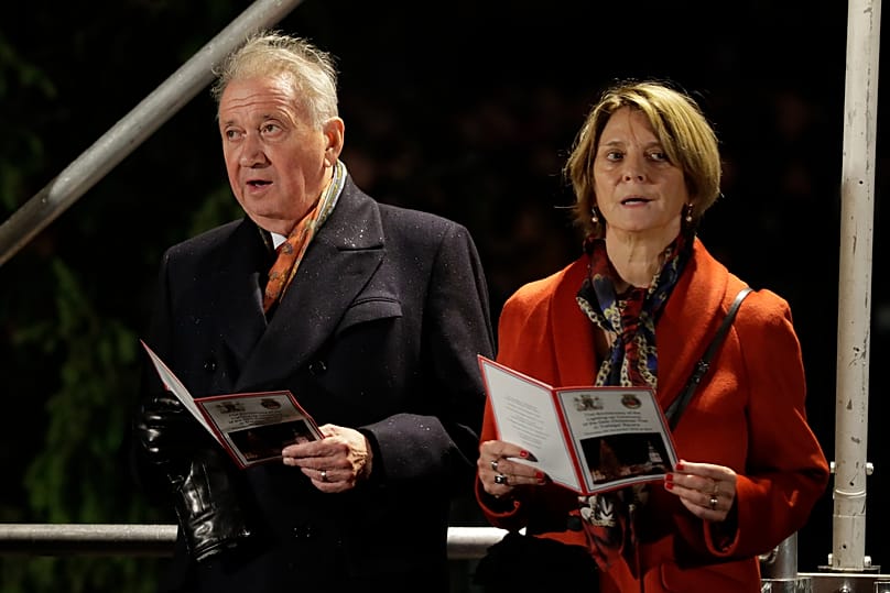 La embajadora de Noruega en Reino Unido, Mona Juul, y su marido, Terje Rod-Larsen, durante la ceremonia de encendido del árbol de Navidad en Londres, el 6 de diciembre de 2018