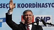 ARŞİV: CHP'nin Ankara Büyükşehir Belediye Başkan adayı Mansur Yavaş, seçim kampanyasını başlatırken destekçilerini selamlıyor, Ankara, 1 Şubat 2014.