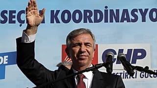 ARŞİV: CHP'nin Ankara Büyükşehir Belediye Başkan adayı Mansur Yavaş, seçim kampanyasını başlatırken destekçilerini selamlıyor, Ankara, 1 Şubat 2014.