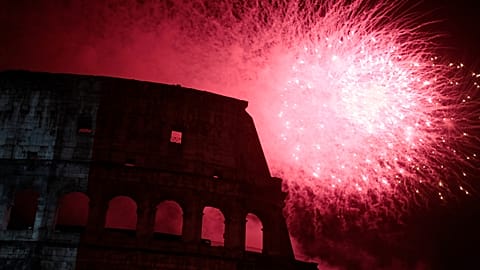 Fuochi d'artificio illuminano il cielo sopra il Colosseo a Roma mercoledì 16 marzo 2011, per celebrare il 150º anniversario dell'unificazione dell'Italia.