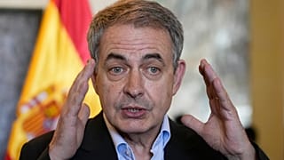 ARCHIVO - El expresidente del Gobierno de España, José Luis Rodríguez Zapatero, habla con periodistas en La Paz, Bolivia, el jueves 12 de mayo de 2022.