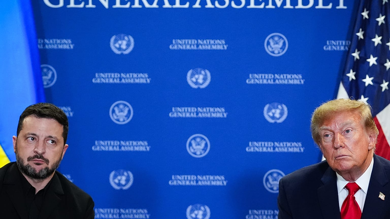 O presidente Donald Trump reúne-se com o presidente da Ucrânia, Volodymyr Zelenskyy, durante a Assembleia Geral das Nações Unidas, 