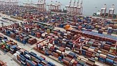 ARQUIVO. Contentores prontos para transporte no porto de Guangzhou, distrito de Nansha, província de Guangdong, sul da China, 17 de abril de 2025