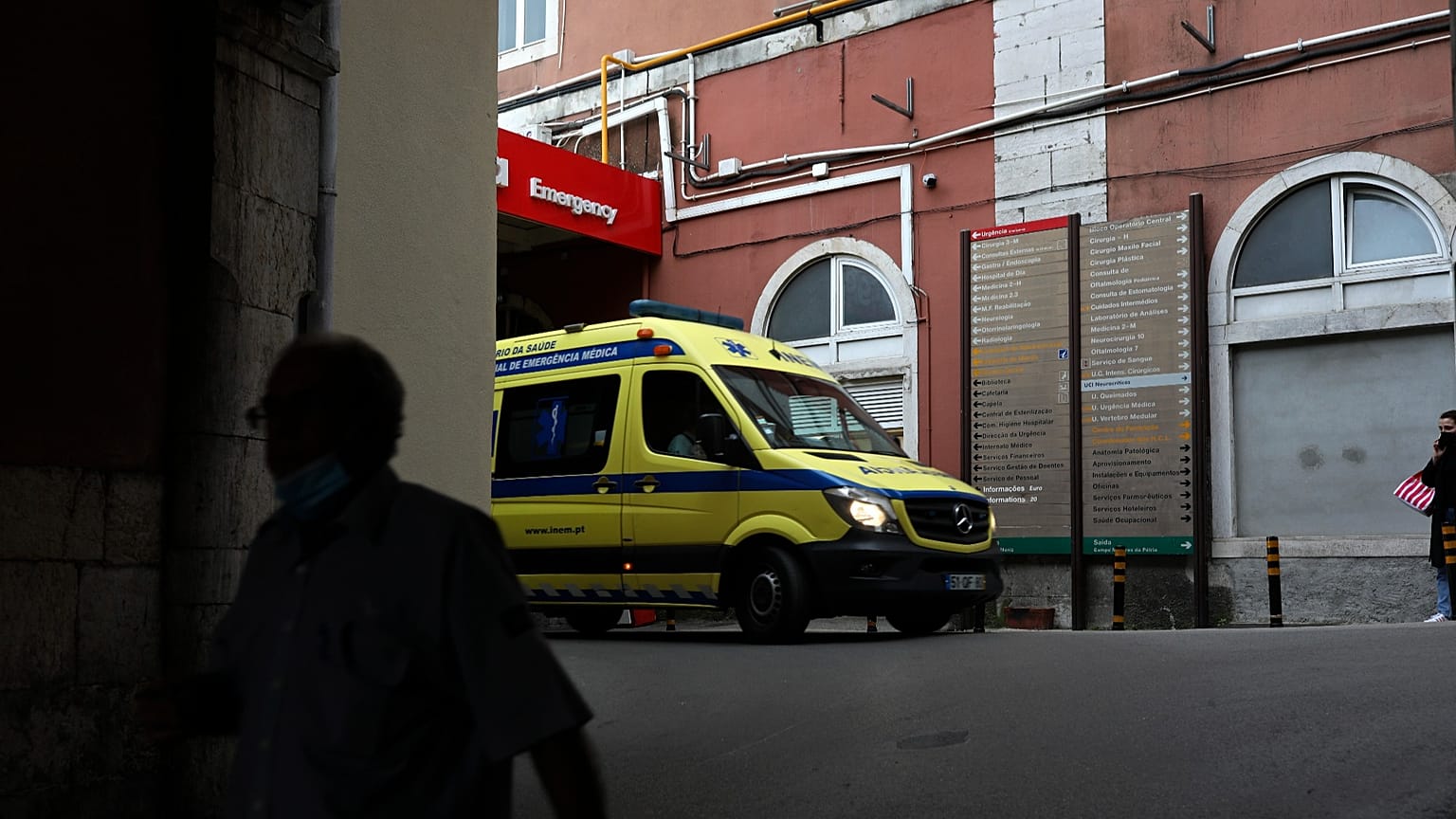 Uma ambulância sai da entrada das urgências do Hospital de São José, em Lisboa, na segunda-feira, 29 de março de 2021