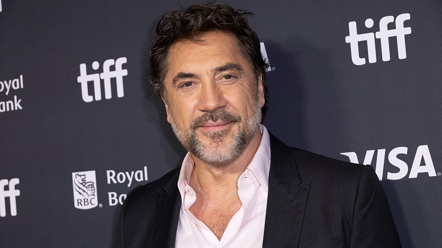Javier Bardem asiste al estreno de "Bunker" en el Roy Thomson Hall durante el Festival Internacional de Cine de Toronto el lunes 14 de septiembre de 2026, en Toronto. 