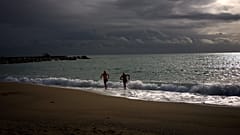 Zwei Touristen verlassen nach dem Schwimmen das Mittelmeer am Strand von Barcelona in Spanien am Dienstag, dem dritten Februar 2026.