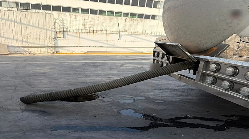 Illegale Einleitung gefährlicher Industrieabfälle in den Kifisos durch Tanklastwagen