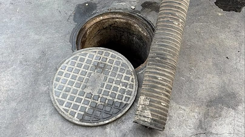 Illegale Einleitung gefährlicher Industrieabfälle in den Kifisos durch Tanklastwagen