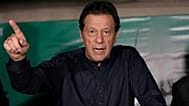 - رئيس الوزراء الباكستاني السابق عمران خان يتحدث خلال مؤتمر صحفي في منزله في لاهور، باكستان،
