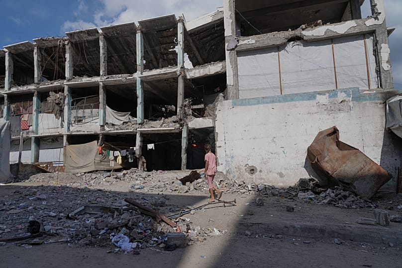 فتاة فلسطينية نازحة قرب مدرسة مدمرة في مخيم الشاطئ بغزة، 19 أيلول 2026.