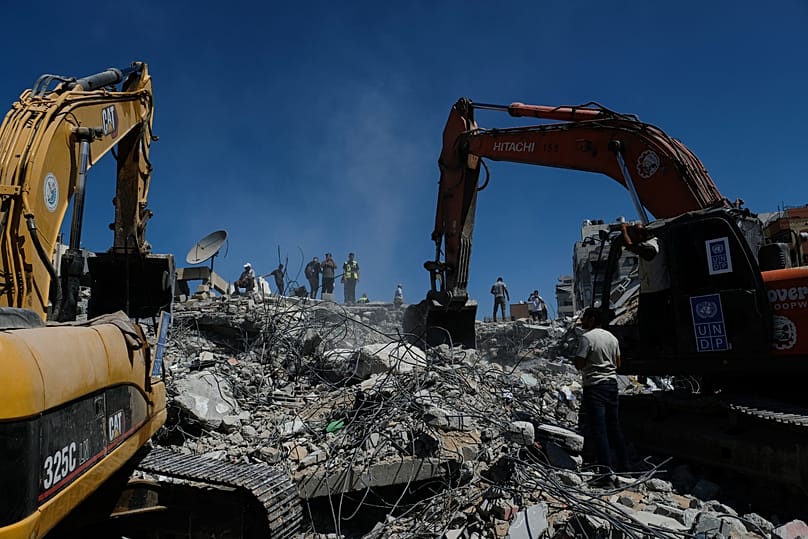 فرق الدفاع المدني الفلسطيني تبحث عن ناجين وجثث بين أنقاض مبنى في مدينة غزة، 16 أيلول 2026.