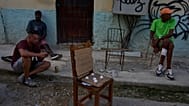 Unas personas pasan el rato cerca de unos huevos a la venta en una calle durante un apagón en La Habana, Cuba, el viernes 18 de septiembre de 2026. 