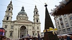 Mercado de Natal na praça em frente à Basílica de Santo Estêvão, em 24 de dezembro de 2025. MTI/Kovács Attila