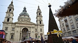 Karácsonyi vásár a Szent István-bazilika előtti téren 2025. december 24-én.  MTI/Kovács Attila