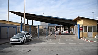 Archivo: Un coche de la Guardia Civil permanece estacionado frente a la valla fronteriza de Tarajal, en el enclave español de Ceuta, viernes 13 de marzo de 2020