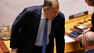 وزير الخارجية الروسي سيرغي لافروف يغادر مقعده بعد حديثه خلال اجتماع لمجلس الأمن خلال الدورة الـ81 للجمعية العامة للأمم المتحدة في مقر الأمم المتحدة