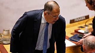 وزير الخارجية الروسي سيرغي لافروف يغادر مقعده بعد حديثه خلال اجتماع لمجلس الأمن خلال الدورة الـ81 للجمعية العامة للأمم المتحدة في مقر الأمم المتحدة