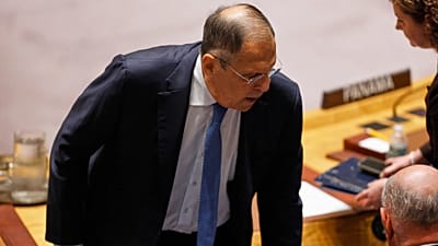 وزير الخارجية الروسي سيرغي لافروف يغادر مقعده بعد حديثه خلال اجتماع لمجلس الأمن خلال الدورة الـ81 للجمعية العامة للأمم المتحدة في مقر الأمم المتحدة