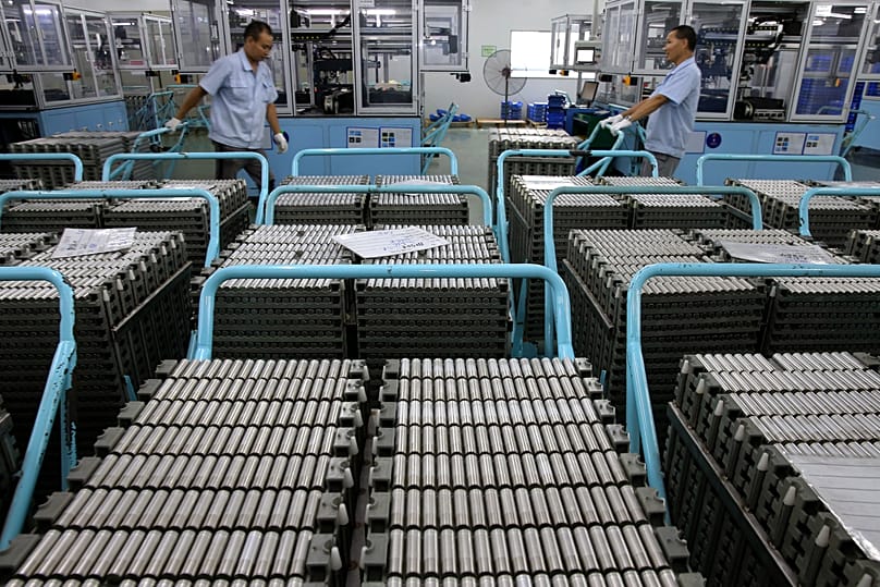 Arbeiter transportieren Lithium-Ionen-Batterien in einer Fabrik in Taizhou in der ostchinesischen Provinz Jiangsu. 