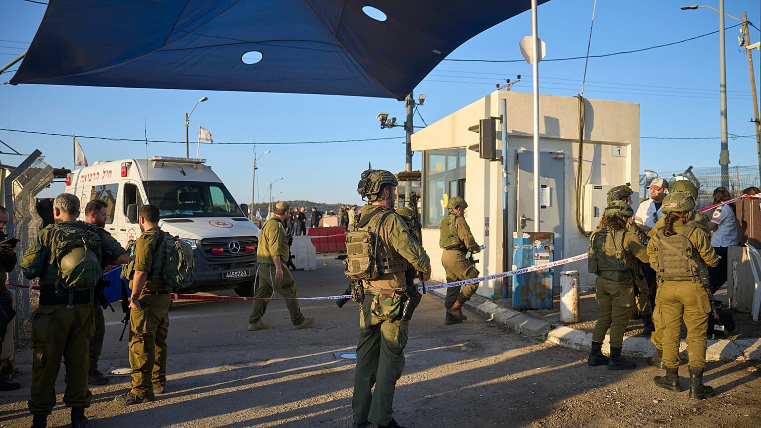 قوات الأمن الإسرائيلية تتفقد الموقع الذي قُتل فيه رجل فلسطيني -بحسب الشرطة- بالرصاص بعد أن صدم بسيارته نقطة تفتيش أمنية وتسبب في إصابة ضابط بجروح خطيرة