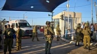 قوات الأمن الإسرائيلية تتفقد الموقع الذي قُتل فيه رجل فلسطيني -بحسب الشرطة- بالرصاص بعد أن صدم بسيارته نقطة تفتيش أمنية وتسبب في إصابة ضابط بجروح خطيرة