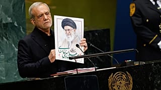 Masoud Pezeshkian, presidente do Irão, segura uma imagem do falecido aiatola Ali Khamenei durante a 81.ª sessão da Assembleia Geral na sede da ONU, 23 de setembro de 2026