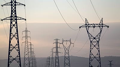 Las líneas eléctricas de alta tensión, fotografiadas a las afueras de Estrasburgo, en el este de Francia, el miércoles 18 de enero de 2017.