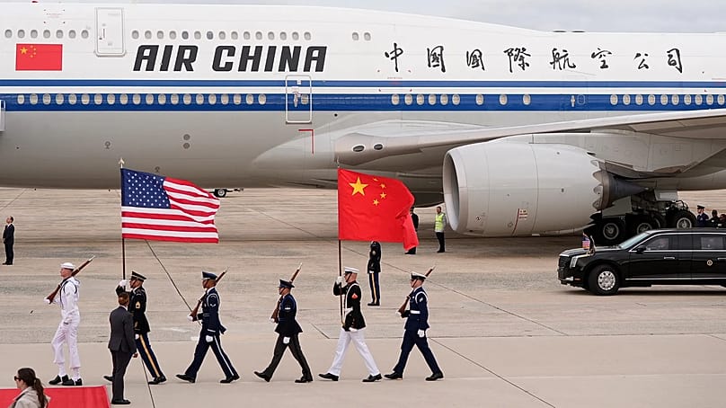 Flaggen werden präsentiert, während eine Maschine von Air China mit Chinas Präsident Xi Jinping und seiner Ehefrau Peng Liyuan an Bord am Mittwoch, 23. September 2026, auf der Joint Base Andrews im US-Bundesstaat Maryland landet.