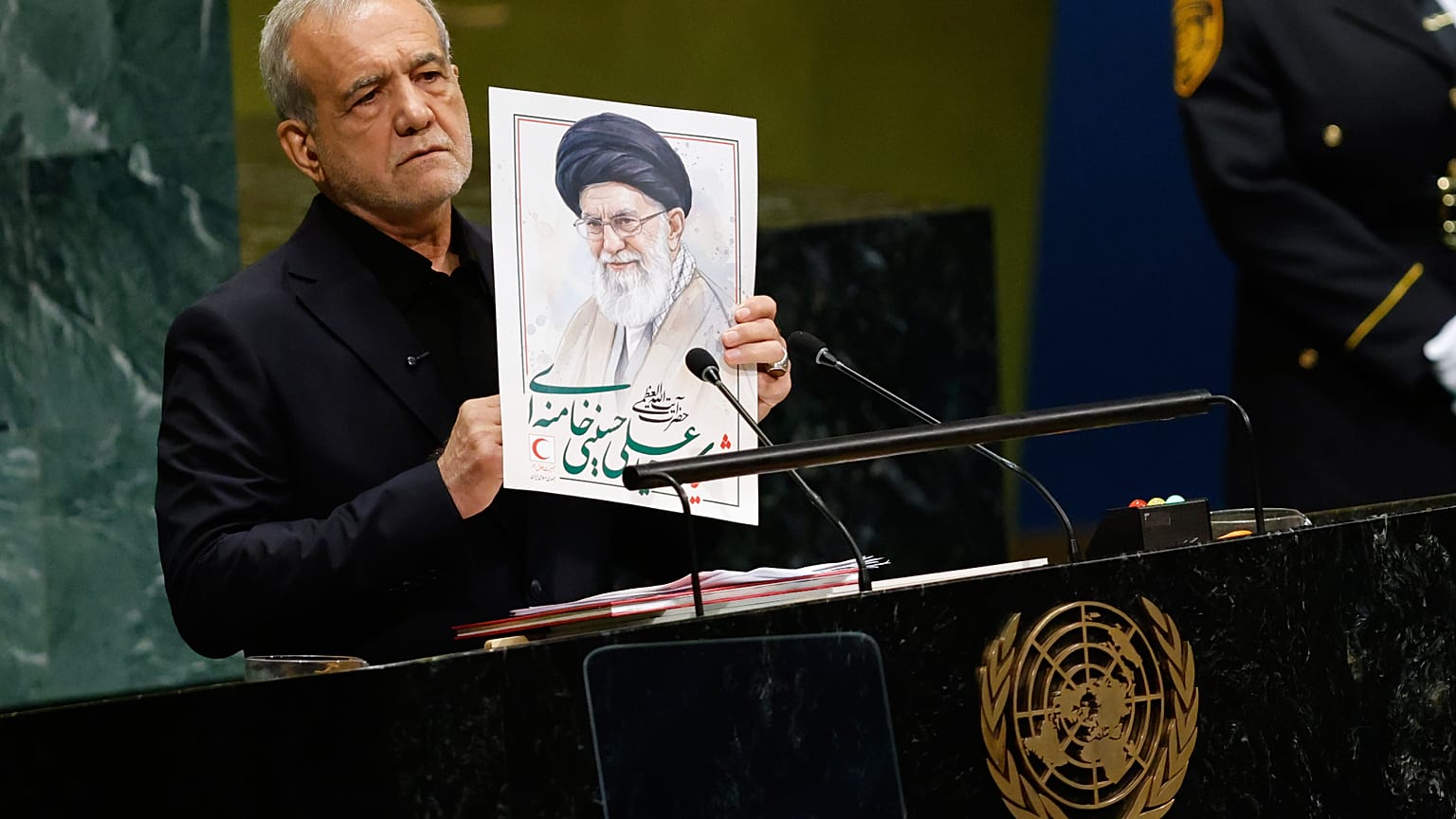 الرئيس الإيراني مسعود بزشكيان يحمل صورة المرشد الأعلى الإيراني الراحل علي خامنئي، خلال الجمعية العامة للأمم المتحدة، في مقر المنظمة بنيويورك، الأربعاء 23 أيلول/سبتمبر 2026. 