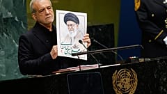 الرئيس الإيراني مسعود بزشكيان يحمل صورة المرشد الأعلى الإيراني الراحل علي خامنئي، خلال الجمعية العامة للأمم المتحدة، في مقر المنظمة بنيويورك، الأربعاء 23 أيلول/سبتمبر 2026. 
