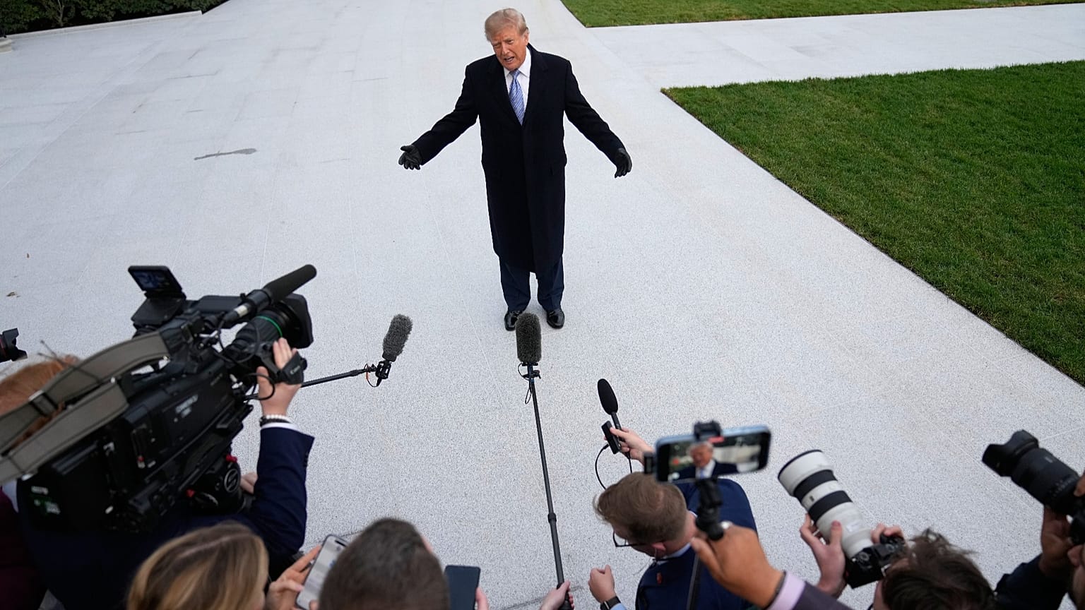 It is the second time a Trump administration has attempted to ban reporters from the White House.