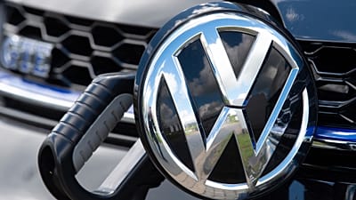 Archivo, un e-Golf conectado a un punto de carga durante una visita de prensa en la planta del fabricante alemán Volkswagen AG en Zwickau, Alemania, 14 de mayo de 2019.