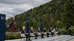 Bölgesel liderler, 18 Eylül 2026'da Ukrayna'nın Bukovel kentindeki Karpat 8 zirvesinin ardından ortak basın toplantısı düzenliyor. (AP/Vladyslav Musiienko)