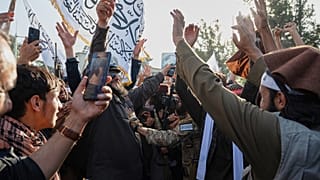 أنصار حكومة طالبان يرقصون ويهتفون خلال الاحتفالات بالذكرى الخامسة للانسحاب الأمريكي من أفغانستان وعودة طالبان إلى السلطة، في كابول، أفغانستان، السبت 15 أغسطس 2026. 