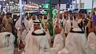 يؤدي رجال رقصة السيف السعودية التقليدية المعروفة بـ"العرضة" خلال احتفالات اليوم الوطني السعودي السادس والتسعين في الرياض، في 23 سبتمبر 2026