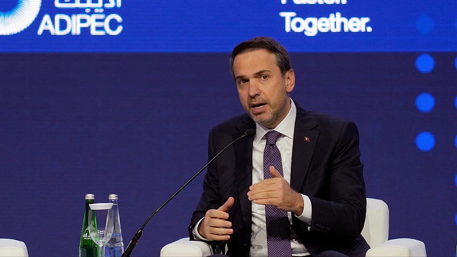 Enerji ve Tabii Kaynaklar Bakanı Alparslan Bayraktar, Birleşik Arap Emirlikleri'nin Abu Dabi kentindeki ADIPEC Petrol ve Enerji Fuarı ve Konferansı'nda , 2 Ekim 2023.