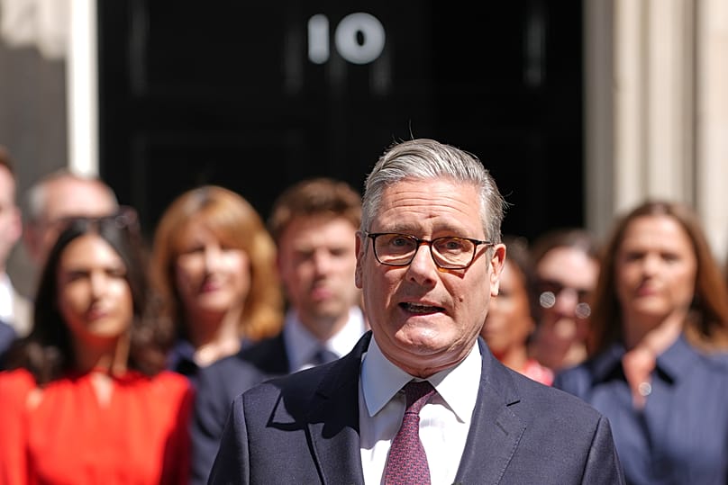 Görevden ayrılan Britanya Başbakanı Keir Starmer, Londra'da 10 Downing Street'ten ayrılırken konuşuyor, 20 Temmuz 2026
