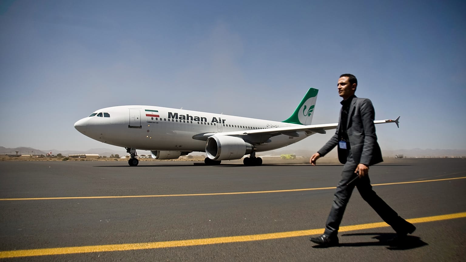 ARŞİV: Yemen'in başkenti Sana'daki havalimanında, İranlı özel hava yolu şirketi Mahan Air'e ait bir uçak. 15 Mart 2015
