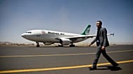 ARŞİV: Yemen'in başkenti Sana'daki havalimanında, İranlı özel hava yolu şirketi Mahan Air'e ait bir uçak. 15 Mart 2015