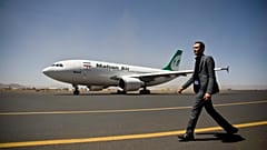 ARŞİV: Yemen'in başkenti Sana'daki havalimanında, İranlı özel hava yolu şirketi Mahan Air'e ait bir uçak. 15 Mart 2015