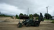 ARCHIVO: Soldados mexicanos retiran lodo y fango de una avenida inundada por las lluvias del huracán Norma en San José del Cabo, México, en octubre de 2023.