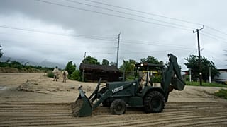 ARCHIVO: Soldados mexicanos retiran lodo y fango de una avenida inundada por las lluvias del huracán Norma en San José del Cabo, México, en octubre de 2023.
